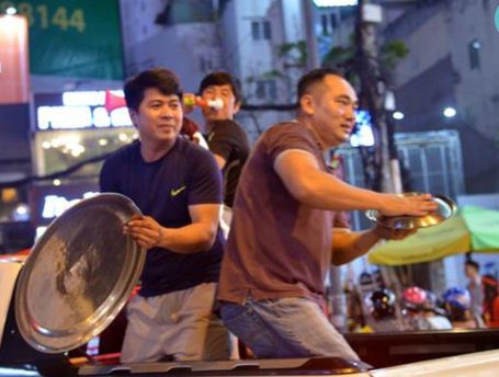 Đầu cầu TP. HCM không khí cũng không kém phần náo nhiệt. (Ảnh: Báo tin tức)