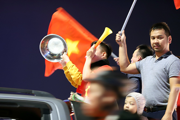 Tại Đà Nẵng, người hâm mộ cũng ùa ra đường ăn mừng chiến thắng của đội tuyển Việt Nam. (Ảnh: VnExpress)