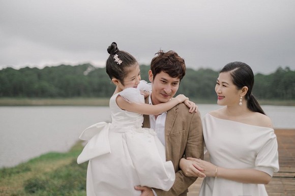 Gia đình hạnh phúc của diễn viên Huy Khánh.