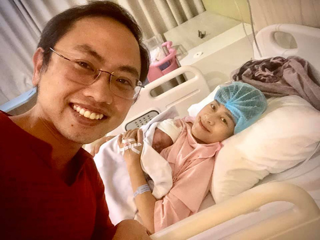 Vui mừng khi vợ sinh quý tử đầu lòng, chồng MC Phí Linh vẫn không quên cổ vũ cho đội tuyển Việt Nam.