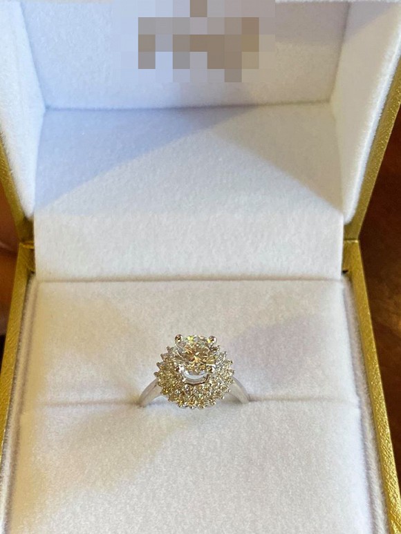 Nhân dịp sinh nhật Sỹ Thanh, Huỳnh Phương đã tặng bạn gái chiếc nhẫn kim cương giá trị.