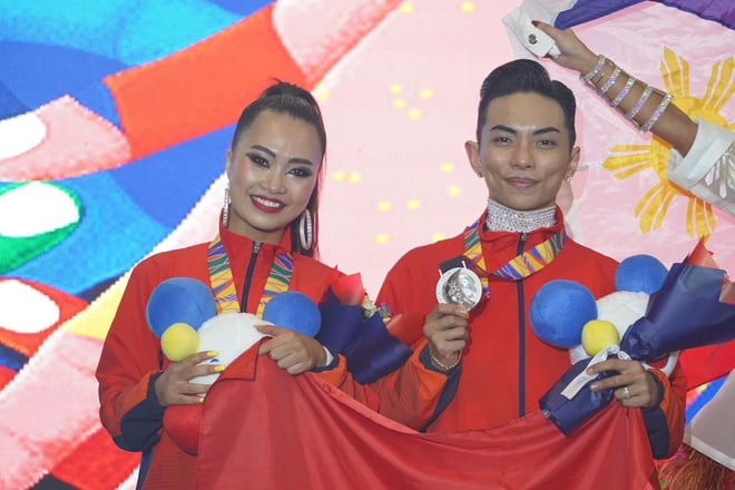 Nhã Khanh và Phan Hiển giành HCV dancesport tại SEA Games 30.