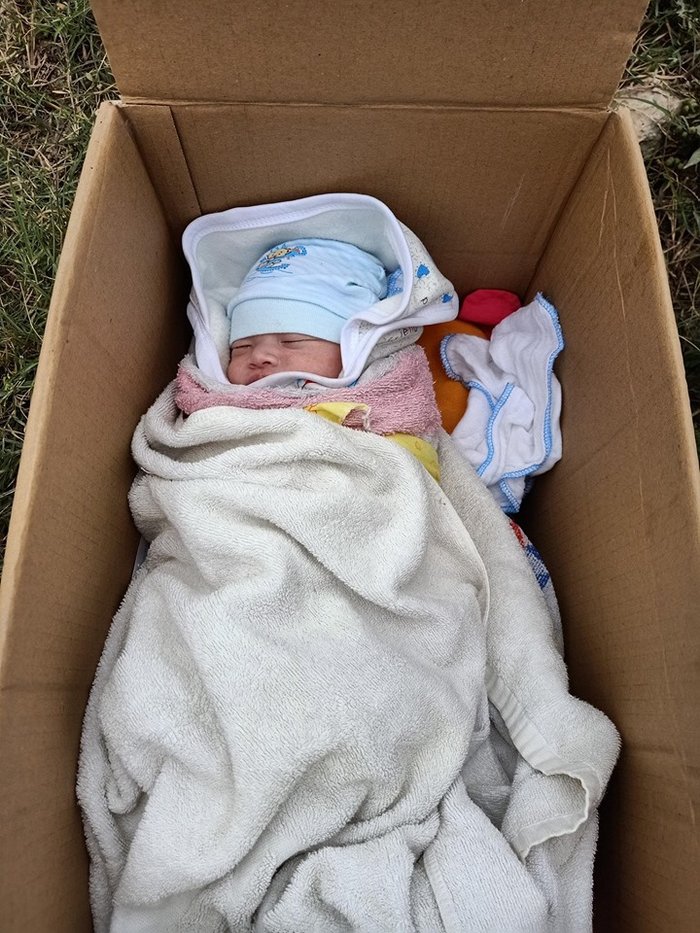 Bé gái sơ sinh được đặt trong thùng giấy để ở bên đường.