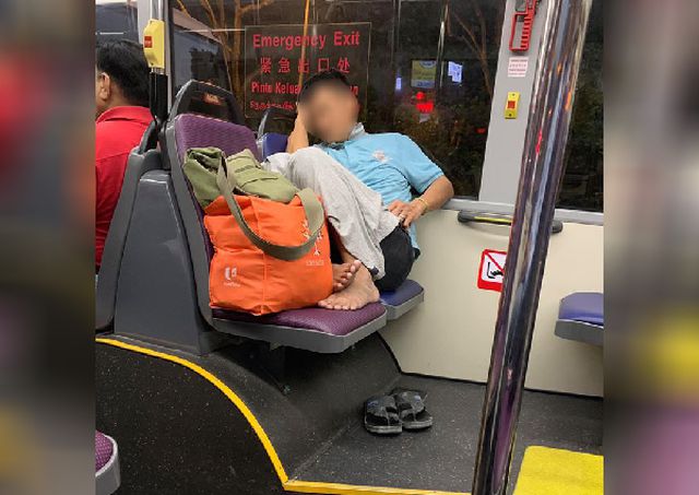 Người đàn ông gác chân lên xe buýt rồi ngủ ngon lành.