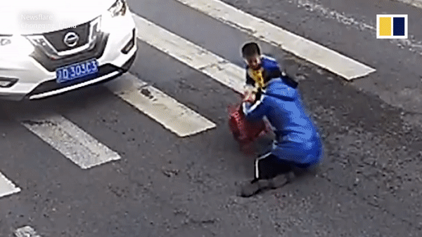 Cậu bé đạp vào chiếc ô tô gây tai nạn để trút giận.