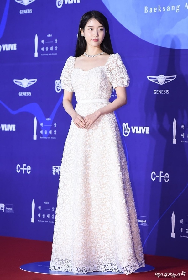 Tranh cãi quanh chiếc váy bằng nhựa của sao Hàn