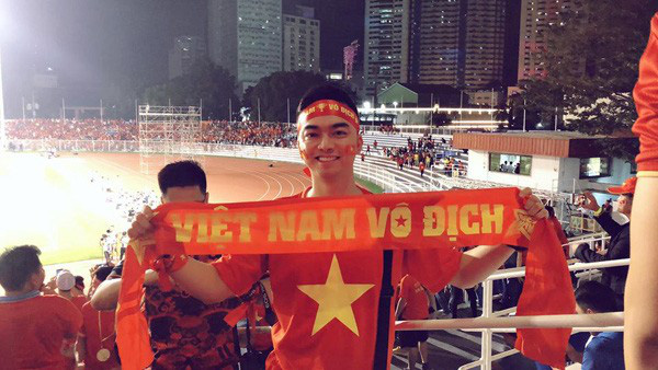 Anh cũng có mặt tại Philippines để cổ vũ cho đội tuyển bóng đá Việt Nam.
