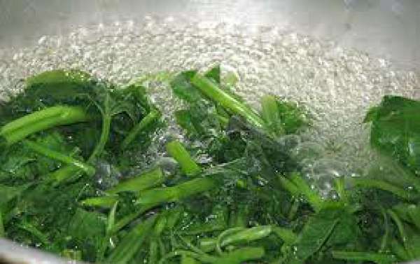 Luộc rau nhớ bỏ thêm chút muối
