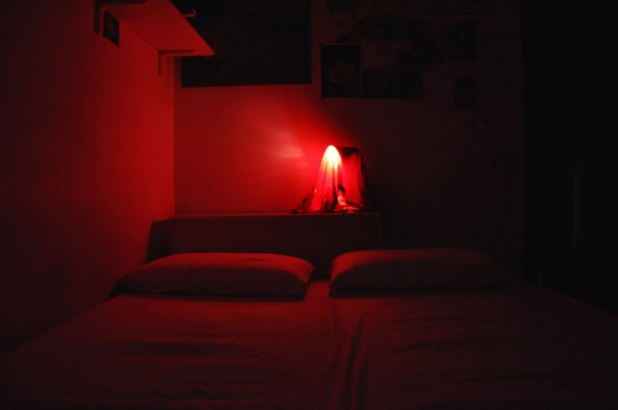 Không nên chọn đèn ngủ màu đỏ