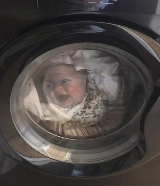 Hình ảnh chiếc áo in hình bé trai ở trong máy giặt khiến ai cũng thót tim.