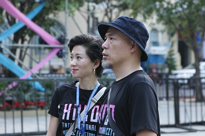 Vợ chồng nhạc sĩ Huy Tuấn kiểm tra tiến độ tại chương trình.