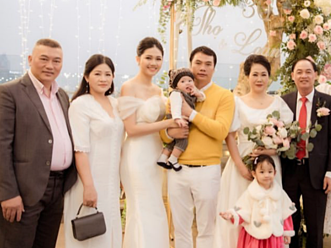 Vợ chồng Á hậu Thanh Tú – doanh nhân Thành Phương (thứ 3 và 4 từ trái qua) cùng con trai.