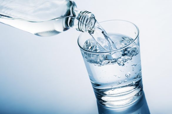 Chỉ uống nước khi khát ảnh hưởng sức khỏe