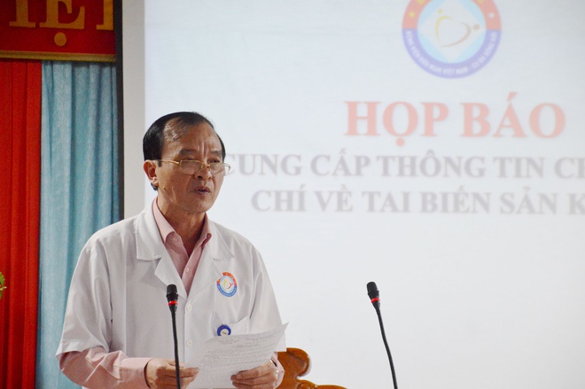 Bác sĩ Nguyễn Văn Phong, Phó giám đốc Bệnh viện Hữu nghị Việt Nam Cuba Đồng Hới trong cuộc họp báo cung cấp thông tin về việc một sản phụ 34 tuổi tử vong sau khi sinh mổ tại bệnh viện này.