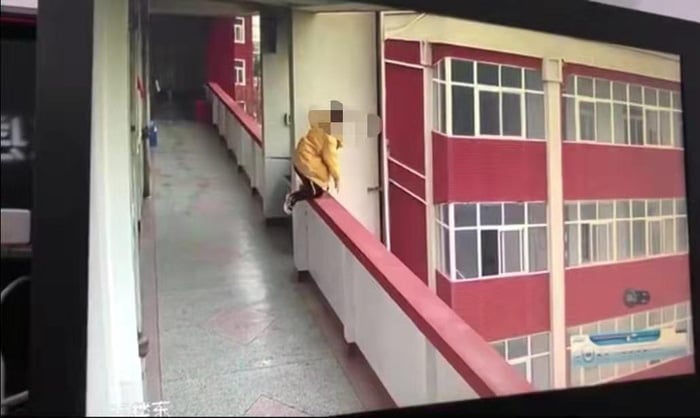 Hình ảnh nữ sinh trèo lên lan can tầng 5 của trường.