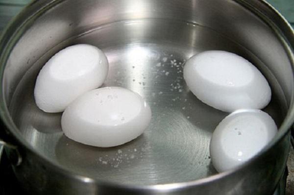Trứng luộc nên ngâm vào nước lạnh để dễ bóc
