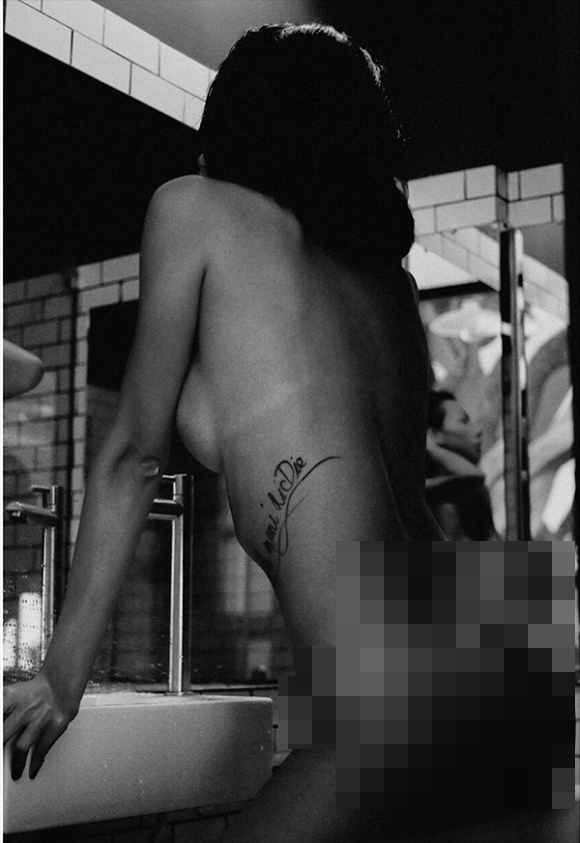 Siêu mẫu Minh Triệu bất ngờ đăng tải hình ảnh bán nude nóng bỏng.