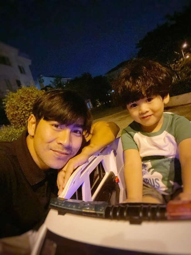 Nam diễn viên Thanh Bình chia sẻ lên trang cá nhân hình ảnh chụp với con trai Louis. Anh còn tiết lộ cậu bé đã biết lái xe ô tô đồ chơi mà không cần sự trợ giúp của ba. 
