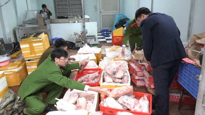 Kiểm tra đột xuất một kho xưởng, Cơ quan Công an quận Tây Hồ, Hà Nội phối hợp cùng Đội quản lý thị trường (QLTT) số 11 – Cục QLTT Hà Nội phát hiện một khối lượng lớn thịt vịt, trứng non không đảm bảo vệ sinh an toàn thực phẩm.