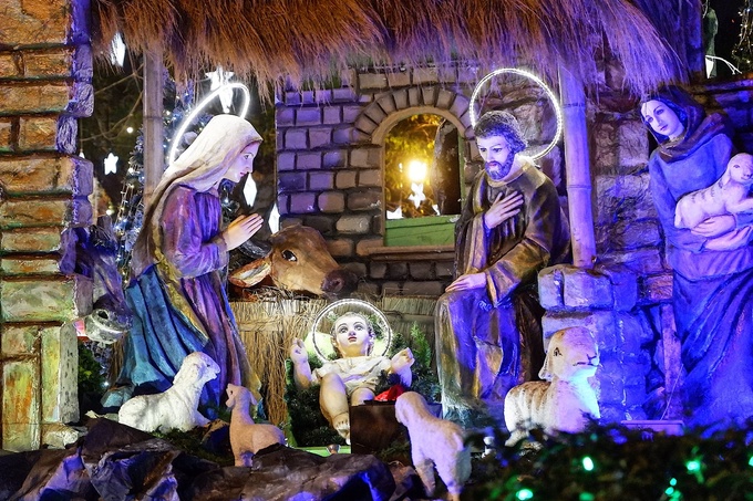 Tiểu cảnh hang đá nơi Chúa Giêsu giáng sinh bên trong sân nhà thờ.