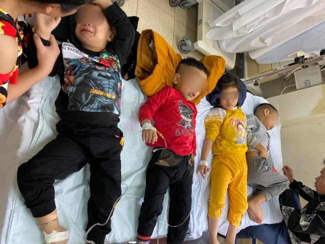 Các bé có biểu hiện bị ngộ độc thực phẩm sau bữa ăn tại trường được đưa vào viện cấp cứu.