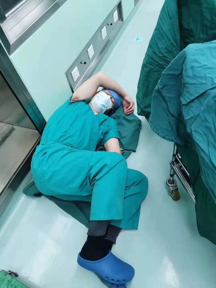 Bác sĩ ngủ gục trên sàn nhà sau 4 ca phẫu thuật.