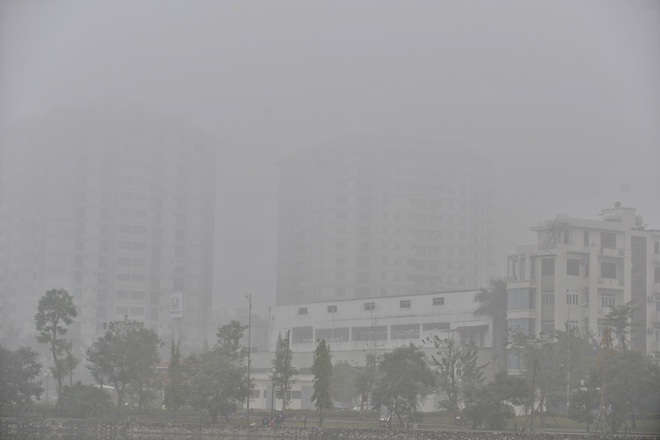 Từ sáng đến trưa ngày 24/12, Hà Nội chìm trong sương mờ.