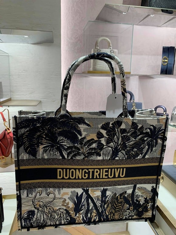 Dương Triệu Vũ nhận được quà giáng sinh là chiếc túi Dior cực đắt giá, bên trên túi còn được thêu tên chính chủ.