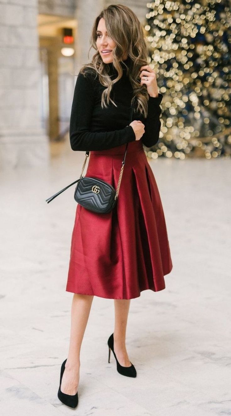 Chân váy xòe xếp ly to màu đỏ thuần kết hợp với áo len màu đen vừa cổ điển lại vừa đẹp