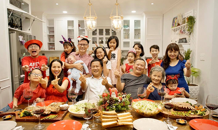 Năm nay, gia đình anh trai ca sĩ Hoàng Bách ((bế em bé) từ châu Âu về Việt Nam. Anh tổ chức tiệc đón Noel tại nhà cho ấm cúng. 