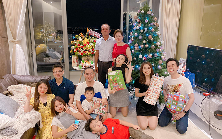 Dương Khắc Linh bên gia đình vợ - ca sĩ Sara Lưu - tại TP HCM. Cả nhà nhạc sĩ tổ chức nấu nướng, ăn tiệc cũng như tặng quà, dành những lời chúc tốt đẹp cho nhau.