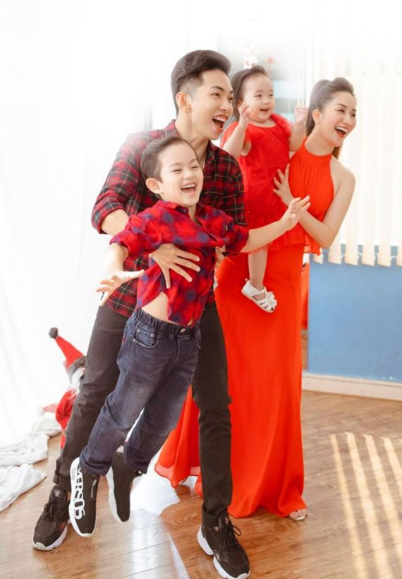 Gia đình kiện tướng dancesport Khánh Thi - Phan Hiển cùng thực hiện bộ ảnh dịp Giáng sinh.    