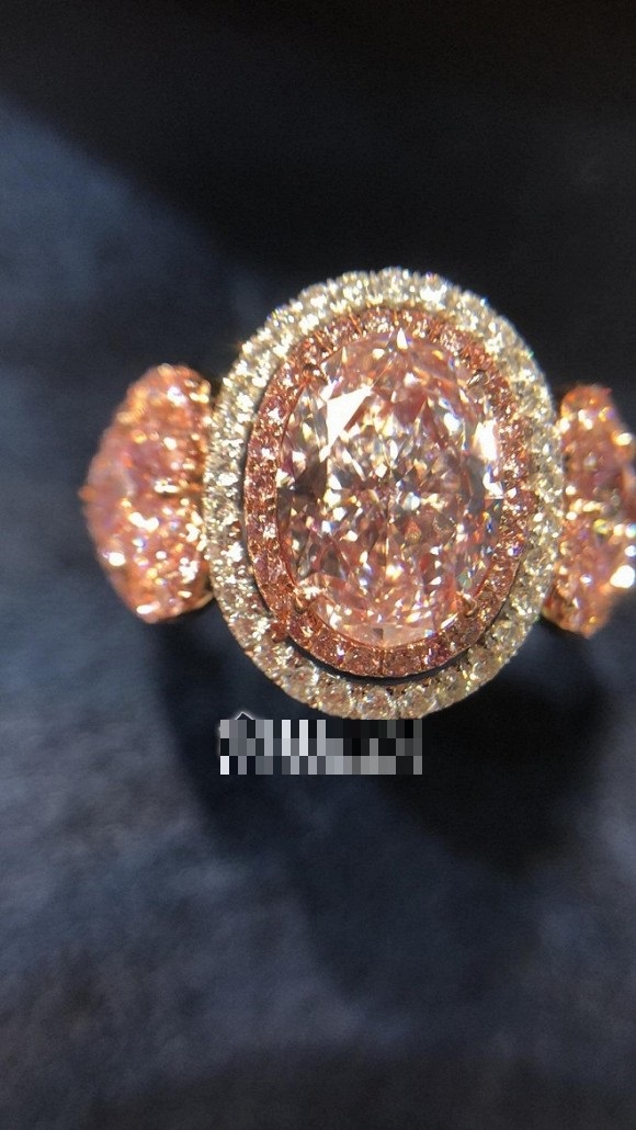 Cận cảnh chiếc nhẫn kim cương vô cùng đắt giá của Hoa hậu Thu Hoài.