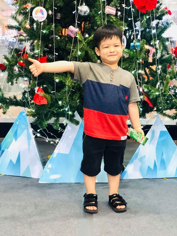 Chồng cũ Nhật Kim Anh cũng đăng ảnh đưa con trai đi chơi trước thềm Noel.    