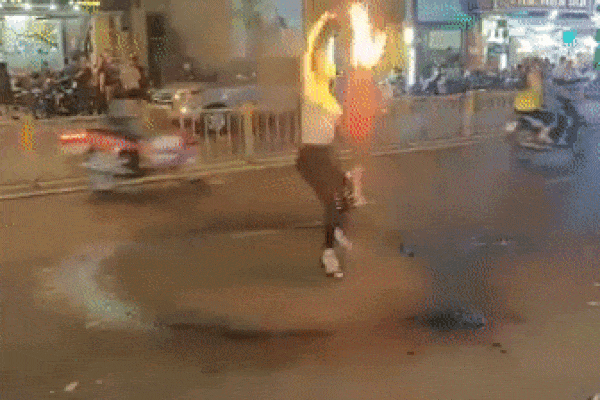 Cô gái châm lửa rồi nhảy múa giữa đường.