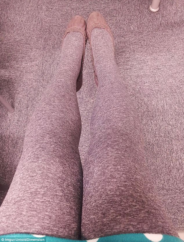 Đôi chân của cô gái gần như lu mờ bởi màu tất và màu thảm trải sàn nhà giống nhau.