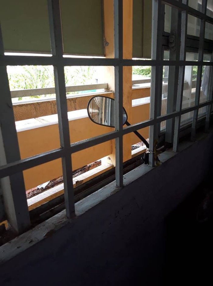 Học sinh của lớp này cũng gắn ngay một chiếc gương chiếu hậu ở cửa sổ để tiện canh chừng thầy cô.