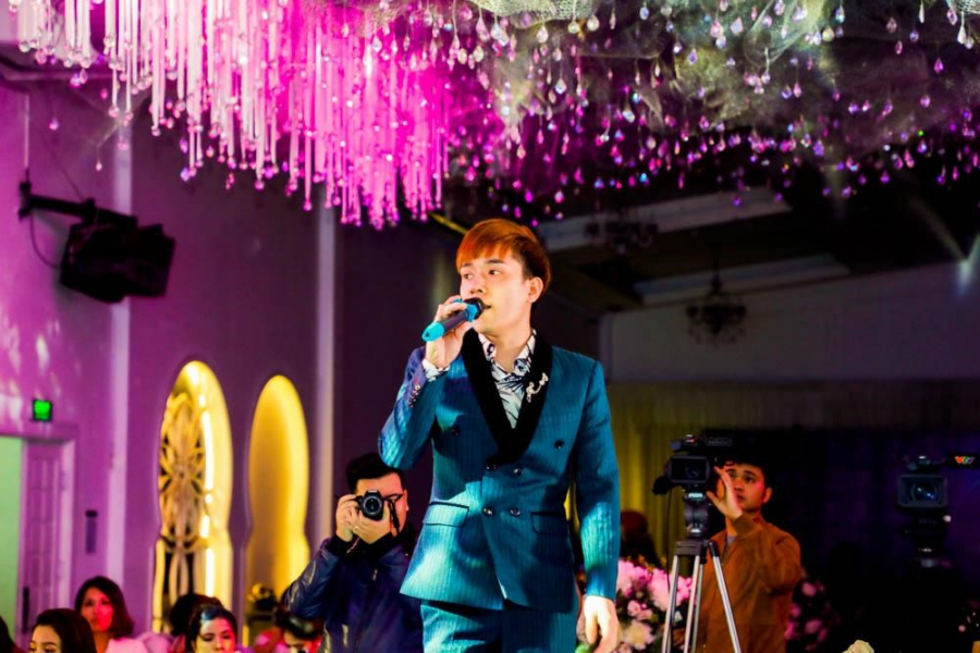 Hòa trong không khí sôi động của sự kiện là tiếng hát tri ân của nam ca sĩ trẻ tuổi Nhật Phong.