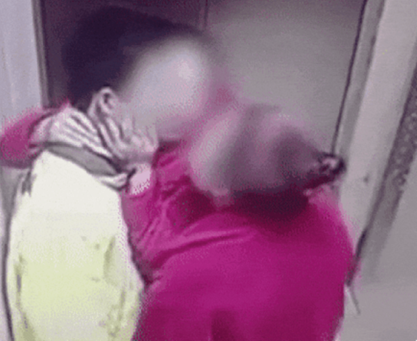 Shipper bị 2 người phụ nữ hôn trong thang máy.