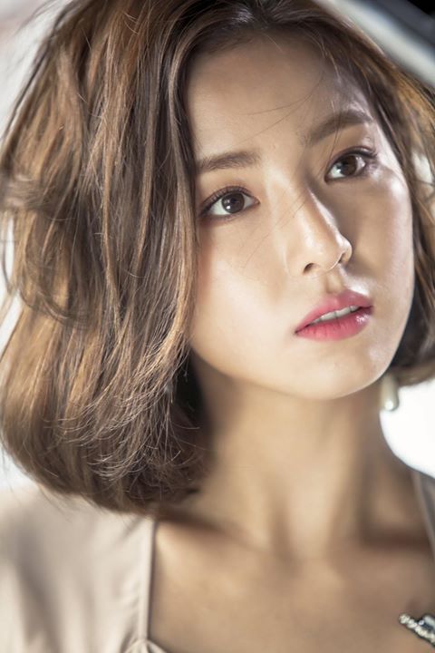 Nữ diễn viên Shin Se Kyung cũng luôn trung thành với sắc nâu lạnh