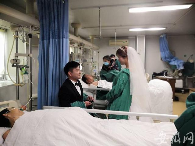 Cặp đôi tổ chức đám cưới trong bệnh viện.