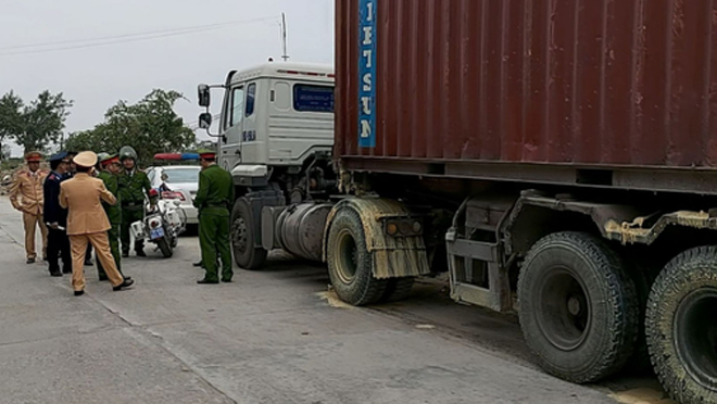 Chiếc container chỡ dầu mỡ bị lực lượng chức năng chặn lại trên đường quay trở về Thanh Oai.