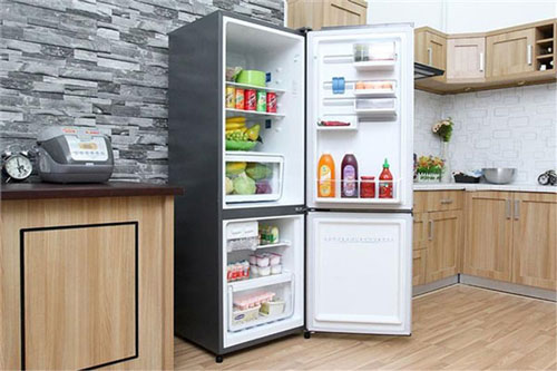 Tủ lạnh không đặt cạnh hoặc đối diện nhà sinh