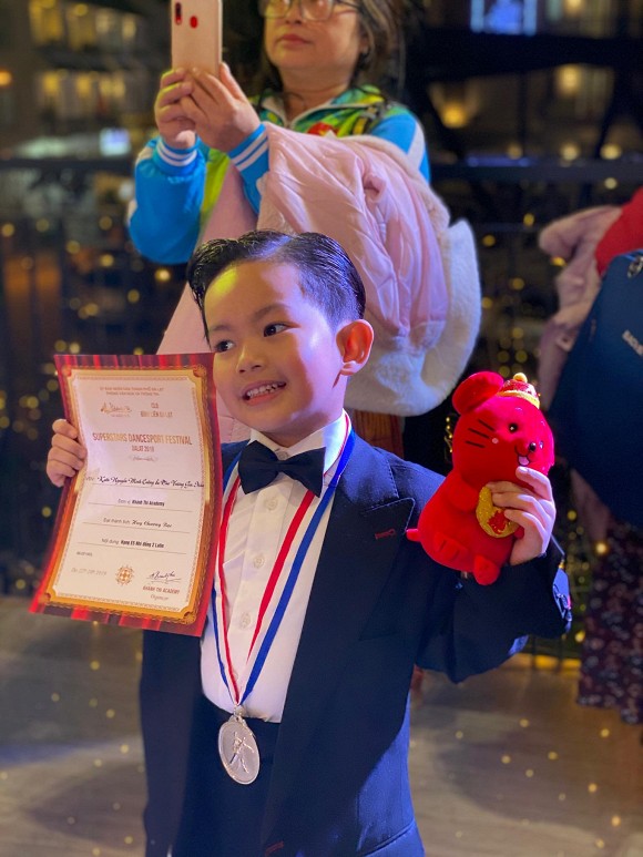 Con trai Khánh Thi - Phan Hiển đoạt 2 huy chương bạc khi lần đầu thi khiêu vũ thể thao.