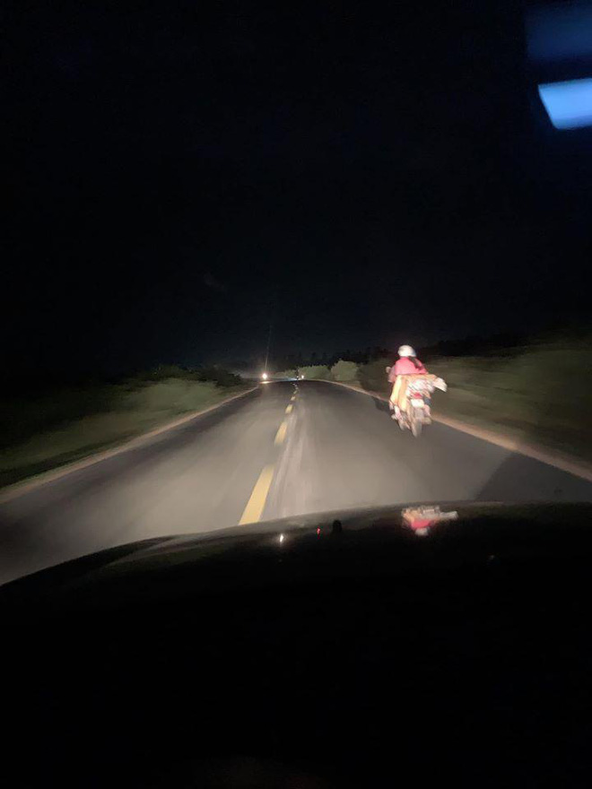 Tài xế ô tô rọi đèn cho gia đình đi xe máy suốt quãng đường 90km.