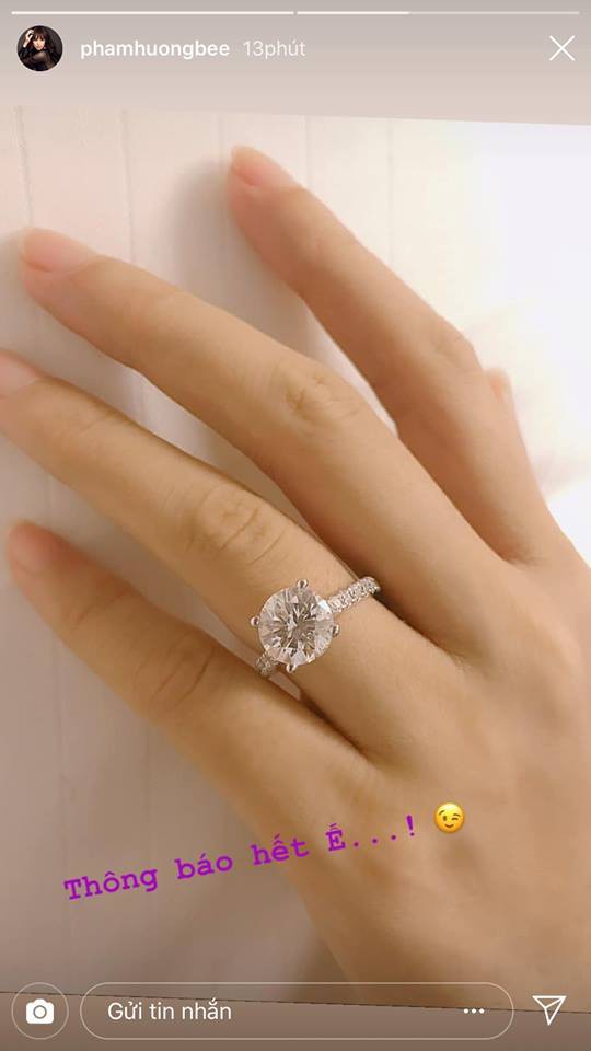 Ngày 14/2, trên trang cá nhân của mình, Hoa hậu Phạm Hương bất ngờ khoe bàn tay đeo nhẫn kim cương ở ngón áp út, chính thức thông báo mình đã 