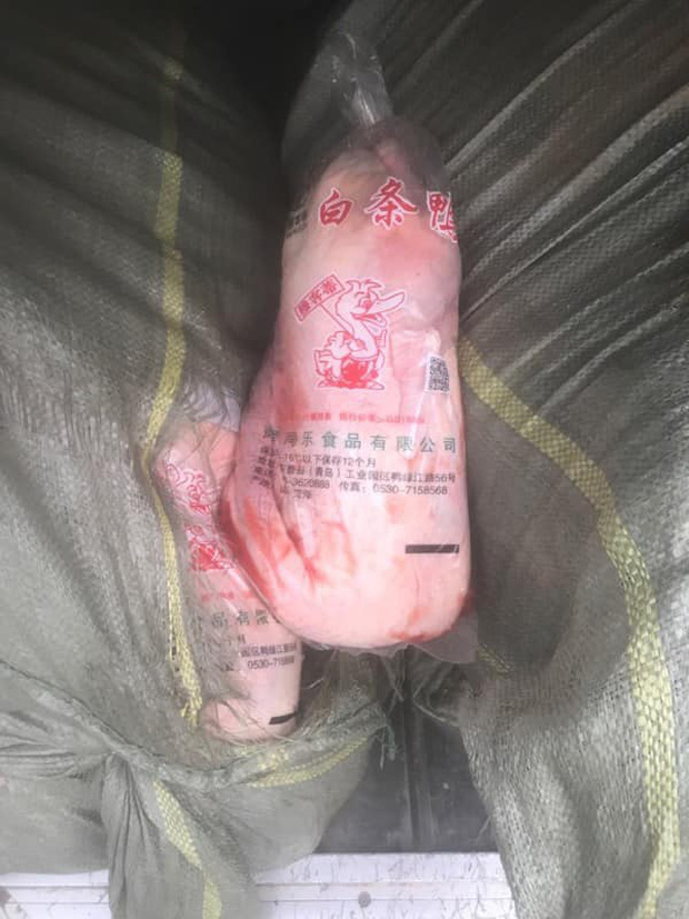 Những bao tải thịt đông lạnh mang nhãn Trung Quốc được vận chuyển vào Việt Nam trên cao tốc Hà Nội - Lào Cai.