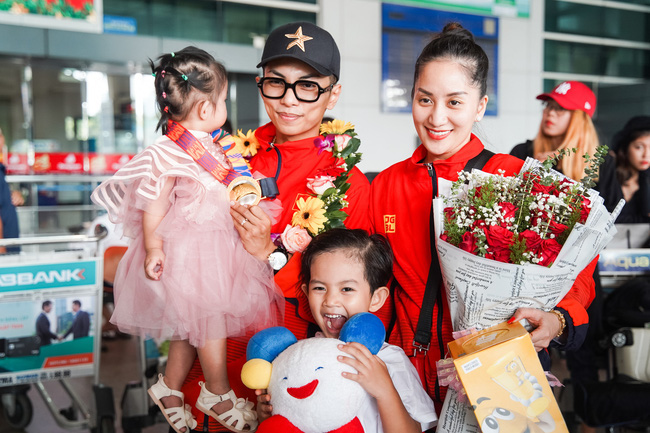 2 con đón Khánh Thi – Phan Hiển trở về từ Sea Games 30.    