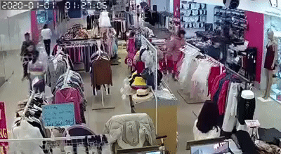 Người mẹ sau đó đã dẫn con gái ra khỏi cửa hàng.