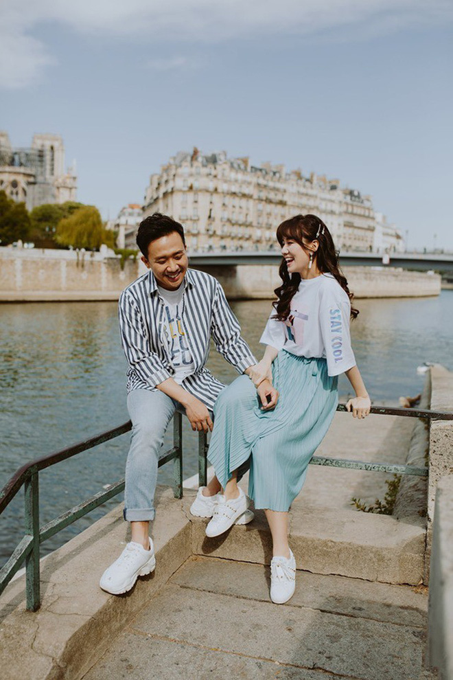 Trong một chuyến lưu diễn tại Pháp, Trấn Thành và Hari Won trao cho nhau nụ hôn ngọt ngào, lưu giữ bằng một bộ ảnh kỷ niệm.    